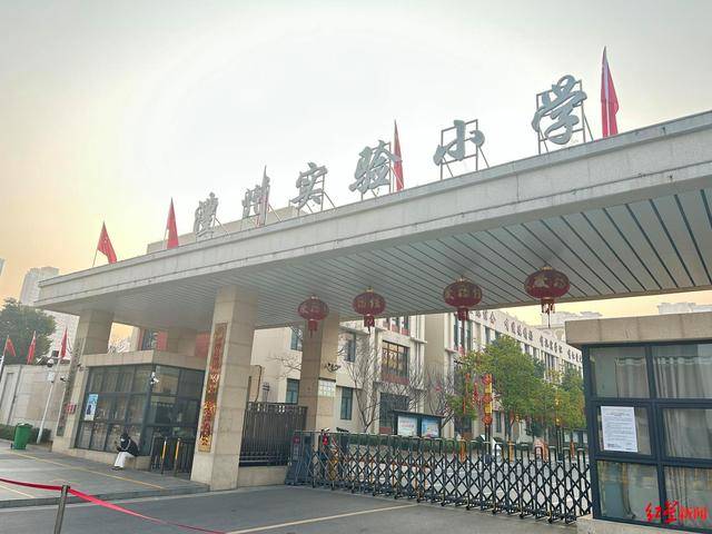 一所县城小学领导被曝套取学生伙食费 记者调查：涉案金额或达数百万元，还收供奶企业回扣